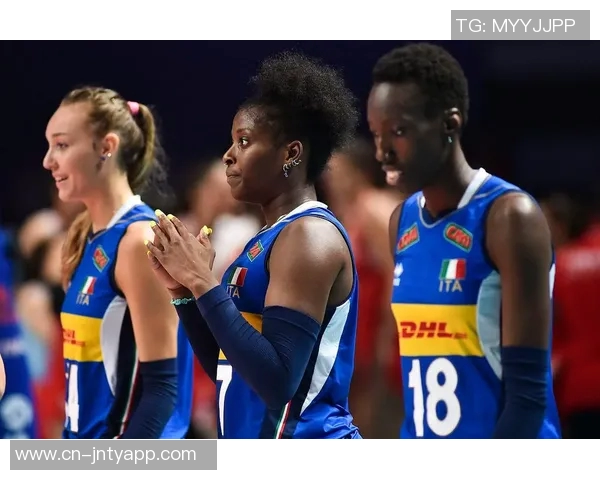 意大利女排奥运冠军埃格努亲临国米与劳塔罗互换球衣展现体育精神