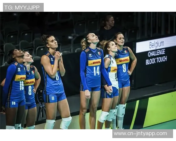 意大利女排奥运冠军埃格努亲临国米与劳塔罗互换球衣展现体育精神