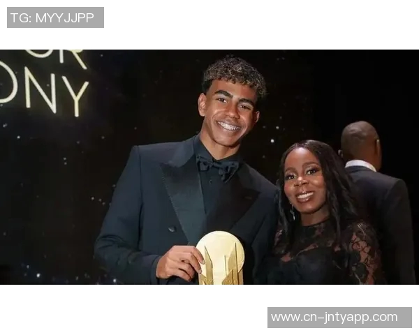 亚马尔母亲合照需先付800欧友人称其谦逊不喜张扬