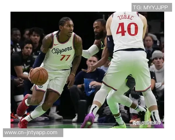 莱昂纳德半场表现抢眼19分钟内高效得分17分助球队争胜