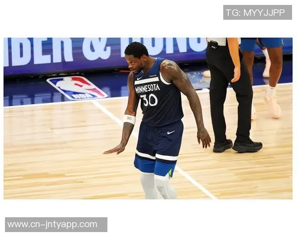 鲍威尔半场表现惊艳12投6中轻松砍下18分助球队争夺胜利