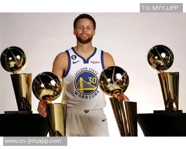 库里解析球队四人得分20的战术布局与个人影响力