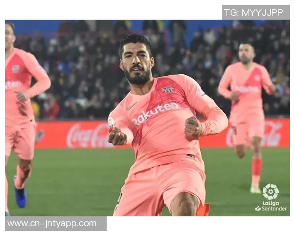 苏亚雷斯小角度射门险些破门立柱成他最大敌人