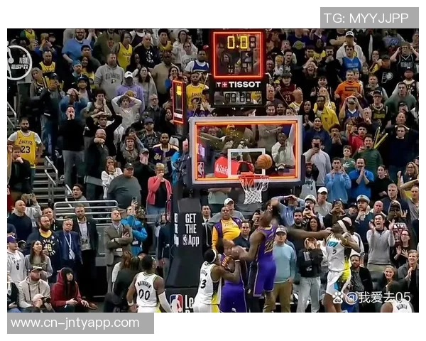 詹姆斯本赛季表现低迷球权到手立刻传给东契奇 詹姆斯本赛季表现低迷球权到手立刻传给东契奇