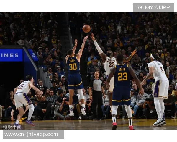 大范称詹姆斯与库里或为历史上身体状态最佳的篮球运动员